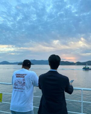 Cha Hak-yeon Instagram - -
우학이로 만난 무인도의 디바는 또 한 뼘 성장할 수 있었습니다. 우학이로 지내는 동안 무더운 여름도 
찬바람 불던 초겨울에도 따듯하고 포근 한 시간을 보내며, 
현장으로 달려가는 날은 언제나 즐거웠습니다.  오늘 마지막 화를 끝으로 우학이를 보내주려니 
서운한 마음만 가득합니다.  표현과 감정에 솔직하고 사랑하는 사람들에게 
아낌없이 자신을 다 내어주는 우학이를 통해 많이 배웠습니다. 감정에 서툰 제가 우학이를 충분히 연기할 수 있도록,  현장에서 격려와 응원과 애정으로 
부족한 저의 모든 표현을 허락해 주셨던 오충환 감독님
 따듯하고 유쾌한 우학이로 온전히 보일 수 있게  집필해 주신 박혜련 작가님, 은열 작가님
 사랑할 수밖에 없었고, 좋아할 수밖에 없는 나의 드론 목하야, 내가 많이 의지할 수 있게 도와줘서 고마워.  덕분에 오롯이 우학이로 살아내면서 마음껏 웃고 울 수 있었다. 
든든하고 고마운 내 동생 보걸아, 내 동생이 너라서 늘 좋았다. 언제나 솔직하게 고민도 나누고 다가와 줘서 고마웠다. 곧 보자! 
이름만 떠올려도 눈물 핑 도는 우리 어무니 아부지! 드라마 속에서도 현장에서도 힘이 되어주셔서 
진심으로 감사합니다.

끝으로 우학이를 늘 반갑게 맞아주고, 
함께 울고 웃어준 현장 스태프분들 벌써 보고 싶네요. 
고마웠습니다. 
또 다른 현장에서 만나 반갑게 인사 나눠요. 

그리고 ’무인도의 디바‘와 우학이를 사랑해 주고 응원해 주신 
시청자분들께 감사합니다.
더욱 노력하고 성장하는 차학연으로 
보내주신 사랑에 보답하는 배우가 되겠습니다. 

고맙습니다.