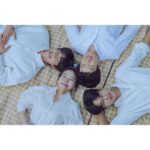 Cha Hak-yeon Instagram - - 우학이로 만난 무인도의 디바는 또 한 뼘 성장할 수 있었습니다. 우학이로 지내는 동안 무더운 여름도 찬바람 불던 초겨울에도 따듯하고 포근 한 시간을 보내며, 현장으로 달려가는 날은 언제나 즐거웠습니다.  오늘 마지막 화를 끝으로 우학이를 보내주려니 서운한 마음만 가득합니다.  표현과 감정에 솔직하고 사랑하는 사람들에게 아낌없이 자신을 다 내어주는 우학이를 통해 많이 배웠습니다. 감정에 서툰 제가 우학이를 충분히 연기할 수 있도록,  현장에서 격려와 응원과 애정으로 부족한 저의 모든 표현을 허락해 주셨던 오충환 감독님  따듯하고 유쾌한 우학이로 온전히 보일 수 있게  집필해 주신 박혜련 작가님, 은열 작가님  사랑할 수밖에 없었고, 좋아할 수밖에 없는 나의 드론 목하야, 내가 많이 의지할 수 있게 도와줘서 고마워.  덕분에 오롯이 우학이로 살아내면서 마음껏 웃고 울 수 있었다.  든든하고 고마운 내 동생 보걸아, 내 동생이 너라서 늘 좋았다. 언제나 솔직하게 고민도 나누고 다가와 줘서 고마웠다. 곧 보자!  이름만 떠올려도 눈물 핑 도는 우리 어무니 아부지! 드라마 속에서도 현장에서도 힘이 되어주셔서 진심으로 감사합니다. 끝으로 우학이를 늘 반갑게 맞아주고, 함께 울고 웃어준 현장 스태프분들 벌써 보고 싶네요. 고마웠습니다. 또 다른 현장에서 만나 반갑게 인사 나눠요. 그리고 ’무인도의 디바‘와 우학이를 사랑해 주고 응원해 주신 시청자분들께 감사합니다. 더욱 노력하고 성장하는 차학연으로 보내주신 사랑에 보답하는 배우가 되겠습니다. 고맙습니다.