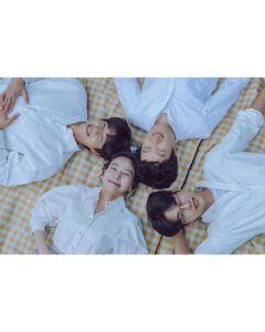 Cha Hak-yeon Instagram - - 우학이로 만난 무인도의 디바는 또 한 뼘 성장할 수 있었습니다. 우학이로 지내는 동안 무더운 여름도 찬바람 불던 초겨울에도 따듯하고 포근 한 시간을 보내며, 현장으로 달려가는 날은 언제나 즐거웠습니다.  오늘 마지막 화를 끝으로 우학이를 보내주려니 서운한 마음만 가득합니다.  표현과 감정에 솔직하고 사랑하는 사람들에게 아낌없이 자신을 다 내어주는 우학이를 통해 많이 배웠습니다. 감정에 서툰 제가 우학이를 충분히 연기할 수 있도록,  현장에서 격려와 응원과 애정으로 부족한 저의 모든 표현을 허락해 주셨던 오충환 감독님  따듯하고 유쾌한 우학이로 온전히 보일 수 있게  집필해 주신 박혜련 작가님, 은열 작가님  사랑할 수밖에 없었고, 좋아할 수밖에 없는 나의 드론 목하야, 내가 많이 의지할 수 있게 도와줘서 고마워.  덕분에 오롯이 우학이로 살아내면서 마음껏 웃고 울 수 있었다.  든든하고 고마운 내 동생 보걸아, 내 동생이 너라서 늘 좋았다. 언제나 솔직하게 고민도 나누고 다가와 줘서 고마웠다. 곧 보자!  이름만 떠올려도 눈물 핑 도는 우리 어무니 아부지! 드라마 속에서도 현장에서도 힘이 되어주셔서 진심으로 감사합니다. 끝으로 우학이를 늘 반갑게 맞아주고, 함께 울고 웃어준 현장 스태프분들 벌써 보고 싶네요. 고마웠습니다. 또 다른 현장에서 만나 반갑게 인사 나눠요. 그리고 ’무인도의 디바‘와 우학이를 사랑해 주고 응원해 주신 시청자분들께 감사합니다. 더욱 노력하고 성장하는 차학연으로 보내주신 사랑에 보답하는 배우가 되겠습니다. 고맙습니다.