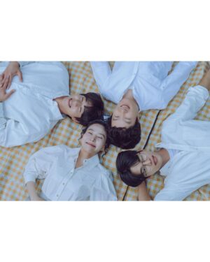 Cha Hak-yeon Instagram - -
우학이로 만난 무인도의 디바는 또 한 뼘 성장할 수 있었습니다. 우학이로 지내는 동안 무더운 여름도 
찬바람 불던 초겨울에도 따듯하고 포근 한 시간을 보내며, 
현장으로 달려가는 날은 언제나 즐거웠습니다.  오늘 마지막 화를 끝으로 우학이를 보내주려니 
서운한 마음만 가득합니다.  표현과 감정에 솔직하고 사랑하는 사람들에게 
아낌없이 자신을 다 내어주는 우학이를 통해 많이 배웠습니다. 감정에 서툰 제가 우학이를 충분히 연기할 수 있도록,  현장에서 격려와 응원과 애정으로 
부족한 저의 모든 표현을 허락해 주셨던 오충환 감독님
 따듯하고 유쾌한 우학이로 온전히 보일 수 있게  집필해 주신 박혜련 작가님, 은열 작가님
 사랑할 수밖에 없었고, 좋아할 수밖에 없는 나의 드론 목하야, 내가 많이 의지할 수 있게 도와줘서 고마워.  덕분에 오롯이 우학이로 살아내면서 마음껏 웃고 울 수 있었다. 
든든하고 고마운 내 동생 보걸아, 내 동생이 너라서 늘 좋았다. 언제나 솔직하게 고민도 나누고 다가와 줘서 고마웠다. 곧 보자! 
이름만 떠올려도 눈물 핑 도는 우리 어무니 아부지! 드라마 속에서도 현장에서도 힘이 되어주셔서 
진심으로 감사합니다.

끝으로 우학이를 늘 반갑게 맞아주고, 
함께 울고 웃어준 현장 스태프분들 벌써 보고 싶네요. 
고마웠습니다. 
또 다른 현장에서 만나 반갑게 인사 나눠요. 

그리고 ’무인도의 디바‘와 우학이를 사랑해 주고 응원해 주신 
시청자분들께 감사합니다.
더욱 노력하고 성장하는 차학연으로 
보내주신 사랑에 보답하는 배우가 되겠습니다. 

고맙습니다.