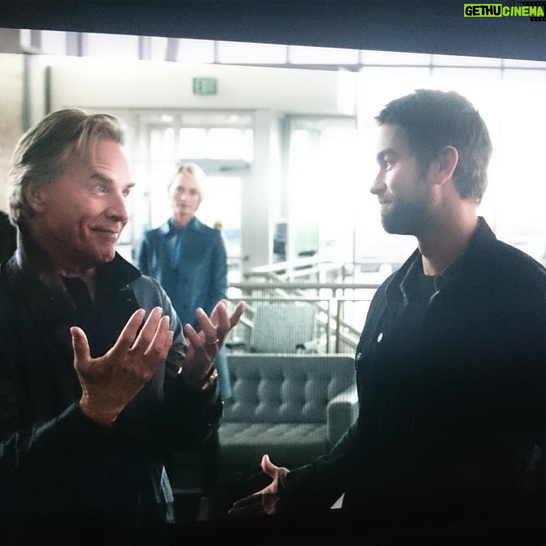 Chace Crawford Instagram - @donjohnson work in with the man. Check out episode 2 tonight #bloodandoil