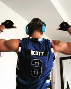 Chad Michael Murray Instagram - Oooooowwwwwweeee! Still fits💪💪💪 Snag yours now! Personally AUTOGRAPHED by this guy:) LINK IN BIO I may or may not have worked out in this today 😳 @represent #OTH #LucasScott