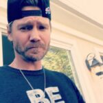 Chad Michael Murray Instagram - Hey @jdpardo I found your bird… he’s having a day! Good news is after he composed himself he flew off happily:) 🐦🪶 Handle these little guys with care and keep your windows dirty so they see them😂 Listen for my sons last line😂😂😂 “Who you talking too!?” #nature #love #Bird