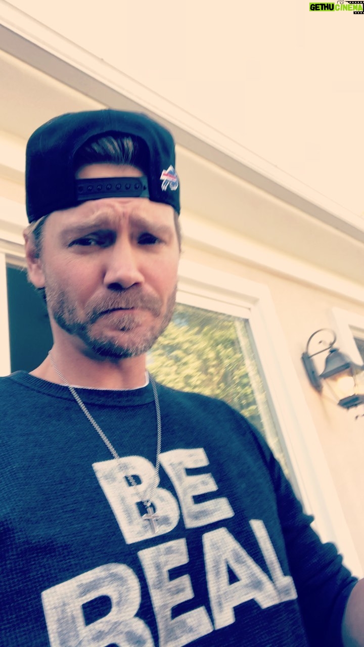 Chad Michael Murray Instagram - Hey @jdpardo I found your bird… he’s having a day! Good news is after he composed himself he flew off happily:) 🐦🪶 Handle these little guys with care and keep your windows dirty so they see them😂 Listen for my sons last line😂😂😂 “Who you talking too!?” #nature #love #Bird