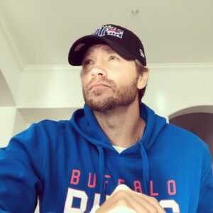 Chad Michael Murray Instagram - So dang proud of this group of men- the @buffalobills What a season. Thank you for the excitement. As we look on to next season The sun will rise and it’s gonna be a beautiful tomorrow. ☀️ 

Thank you @newerabuffalo for the rad #billsmafia🏈 cap & @focousa for the hoodie. We’ll smash some tables together next season;)

Until then- as always #gobills🏈 

P.S.- @jdpardo congrats. Let’s say we place a friendly wager on the rematch next season Bills/Chiefs?
Winner films the loser doing 100 push-ups???🤷‍♂️