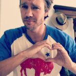 Chad Michael Murray Instagram - Today is #WorldWishDay & I’m wearing a star pin to support @makeawishamerica After 40 years of wish granting, more #WishesAreWaiting than ever before & those wishes need stars like you! Together we can bring hope for a better tomorrow. Make-A-Wish is near and dear to my heart. I remember the 1st time I was able to participate. It was on the set of Freaky Friday and I still have that picture of that moment. We have a job in this world to spread love and joy- Make-A-Wish does exactly that. Join the movement by donating if you can. Many wishes are waiting. Let’s wash away the pain and bring tears of joy😁 Wish.org/Star