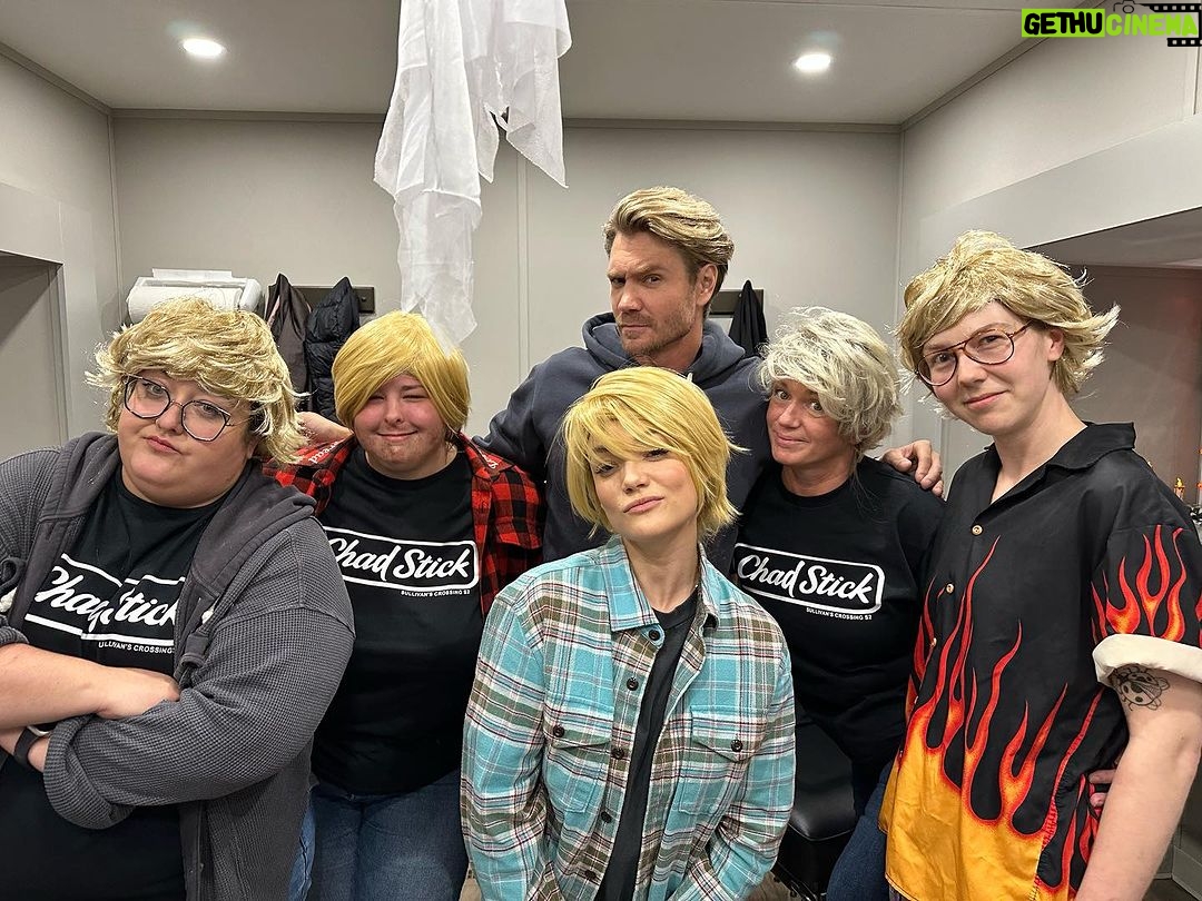 Chad Michael Murray Instagram - Last minute Cal-O-Ween costume? ✔️ Grab a blonde wig, flannel shirt, some boots and give your most ridiculous smolder- 💥 Costume complete! Now you’re Cal Jones from #sullivanscrossing