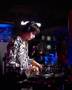 Chae Hyung-won Instagram - 오랜만에 디제잉🎧 - #DolceGabbana #돌체앤가바나 #DGMartiniBar #DG마티니바