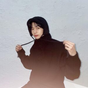 Chae Hyung-won Instagram - 까맣다