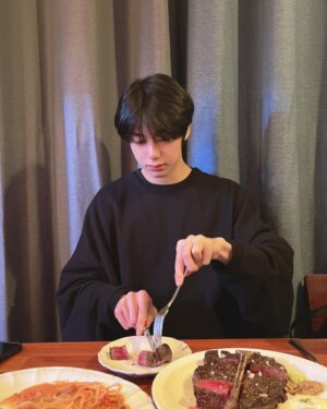 Chae Hyung-won Instagram - 배불러🍖