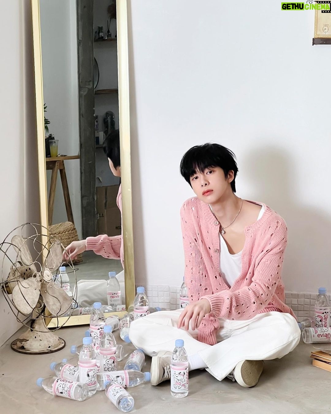 Chae Hyung-won Instagram - 물이 이렇게 귀여워도 되나🕺@evianwater