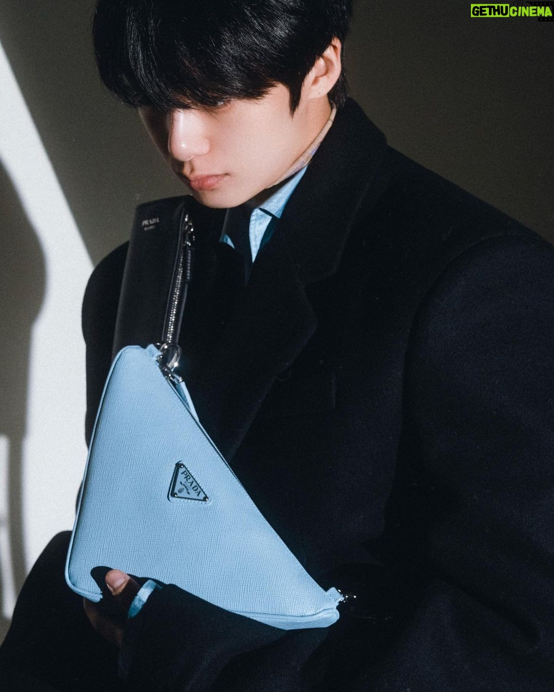 Chae Hyung-won Instagram - 올 겨울은 프라다 트라이앵글 백🖤 #광고 #PradaTriangle #prada