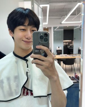 Chae Hyung-won Instagram - 머리가 3초만에 말라✂