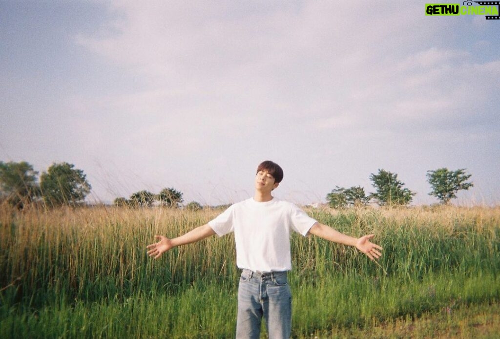 Chae Jong-hyeop Instagram - 몇 달 전, 매니저 동생이 찍어준 촬영 대기 중인 감자총각