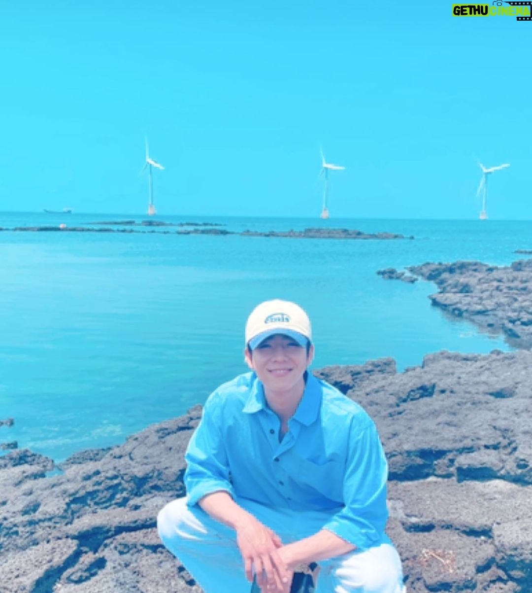 Chae Jong-hyeop Instagram - 또 가고싶다…✈️ (90년대 느낌)📸