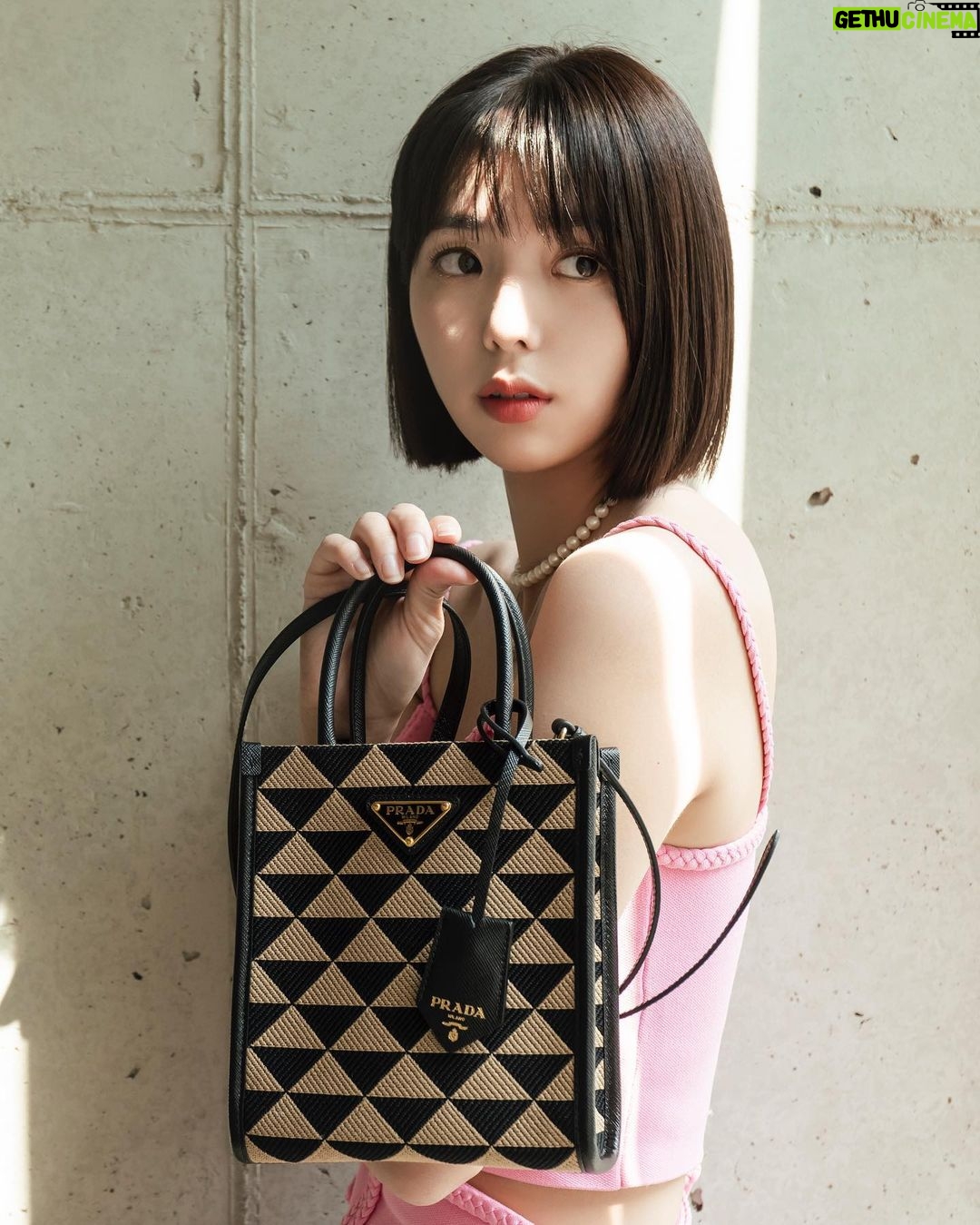 Chae Soo-bin Instagram - #상품협찬 @Prada #Prada #PradaSymbole ⠀ 눈에 띄는 프라다 트라이앵글 로고로 가득한 자카드 패브릭으로 이루어져 현대적인 매력을 보여주는 프라다 심볼백💖