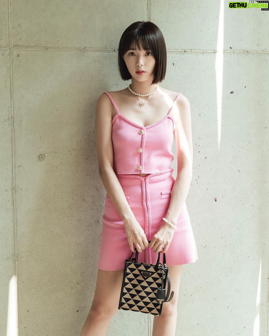 Chae Soo-bin Instagram - #상품협찬 @Prada #Prada #PradaSymbole ⠀ 눈에 띄는 프라다 트라이앵글 로고로 가득한 자카드 패브릭으로 이루어져 현대적인 매력을 보여주는 프라다 심볼백💖