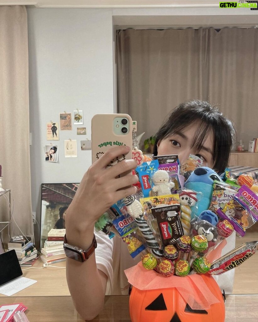 Chae Soo-bin Instagram - 뒷북이지만 사탕선물이라니 귀엽쟈나 trick or treat🎃 (이거 다 먹으면 엄마한테 혼나게찌..?)