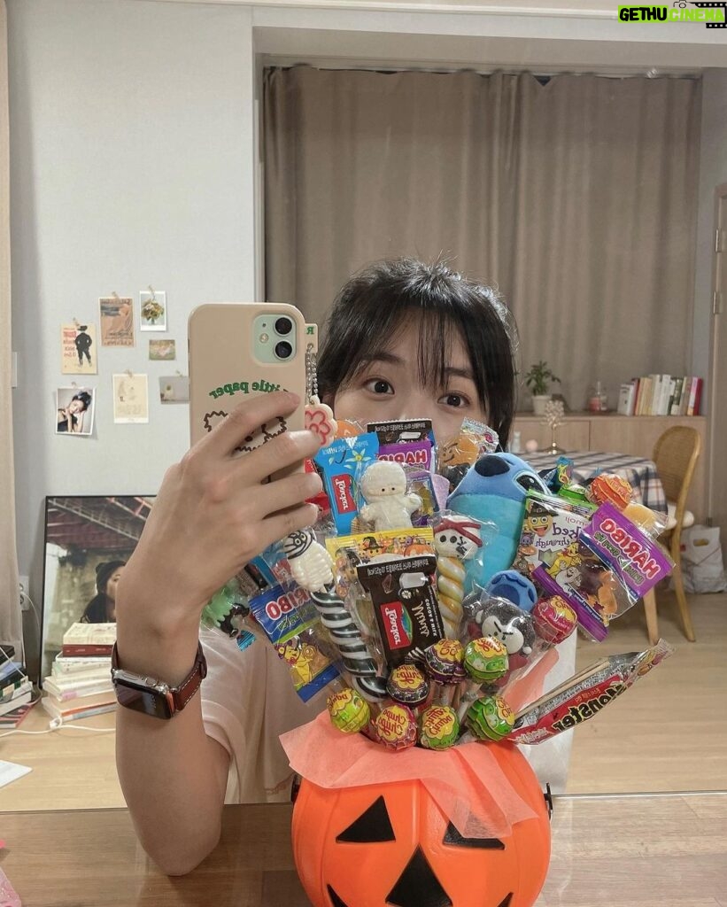 Chae Soo-bin Instagram - 뒷북이지만 사탕선물이라니 귀엽쟈나 trick or treat🎃 (이거 다 먹으면 엄마한테 혼나게찌..?)