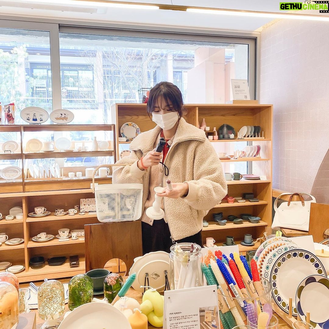 Chae Soo-bin Instagram - 누구보다 바빴던 손과 눈동자👀 소품샵 쇼핑 link in bio 🛒