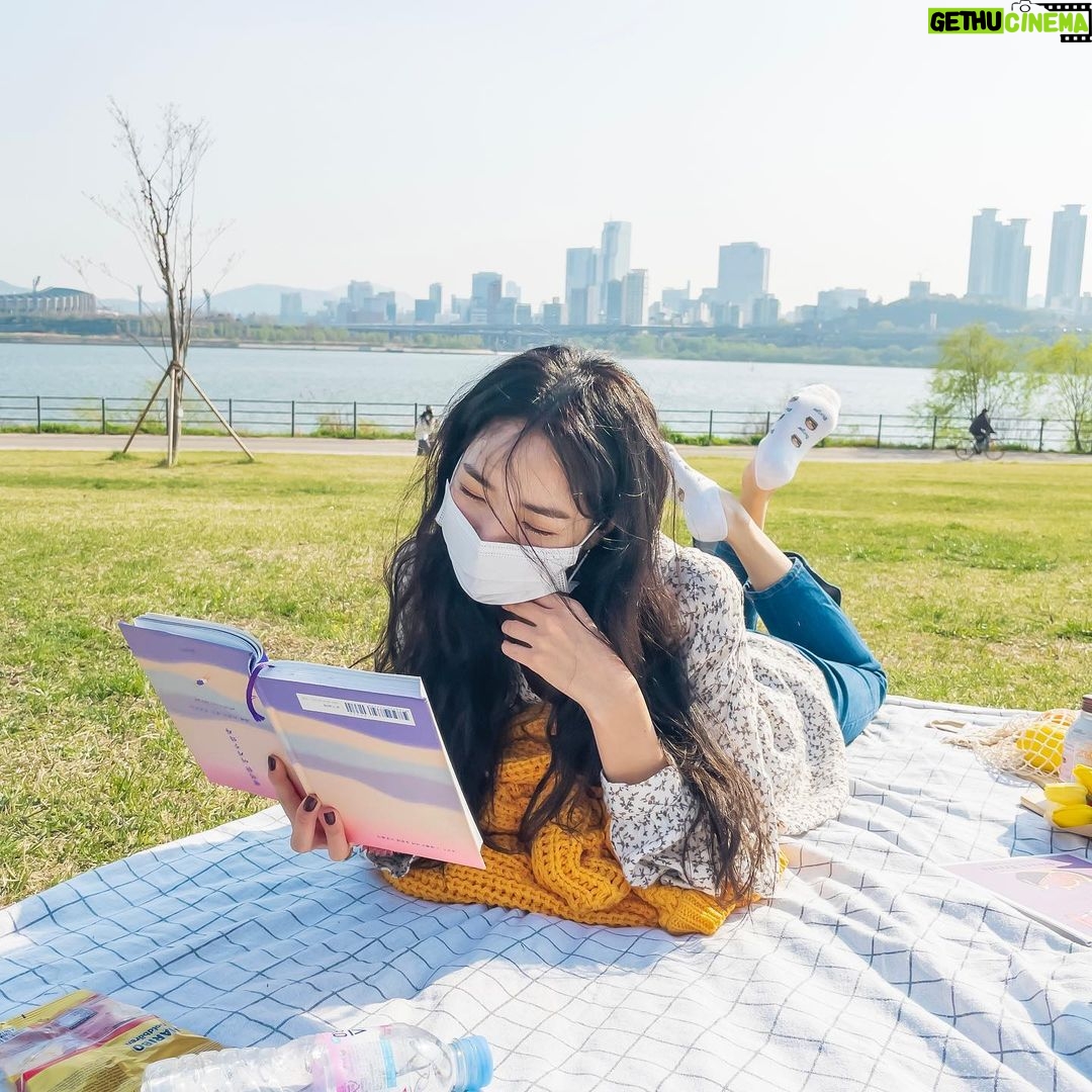 Chae Soo-bin Instagram - 한강 피크닉🧡 (책은 거뀨로 들어야 제맛😉) ⠀ 그리고 #커피#규타벅스#감사합니다#☕️