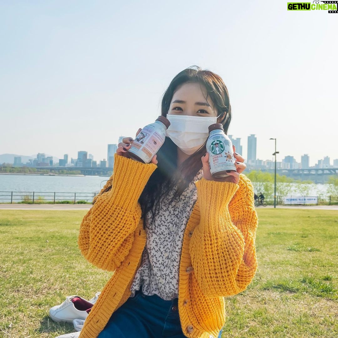 Chae Soo-bin Instagram - 한강 피크닉🧡 (책은 거뀨로 들어야 제맛😉) ⠀ 그리고 #커피#규타벅스#감사합니다#☕️