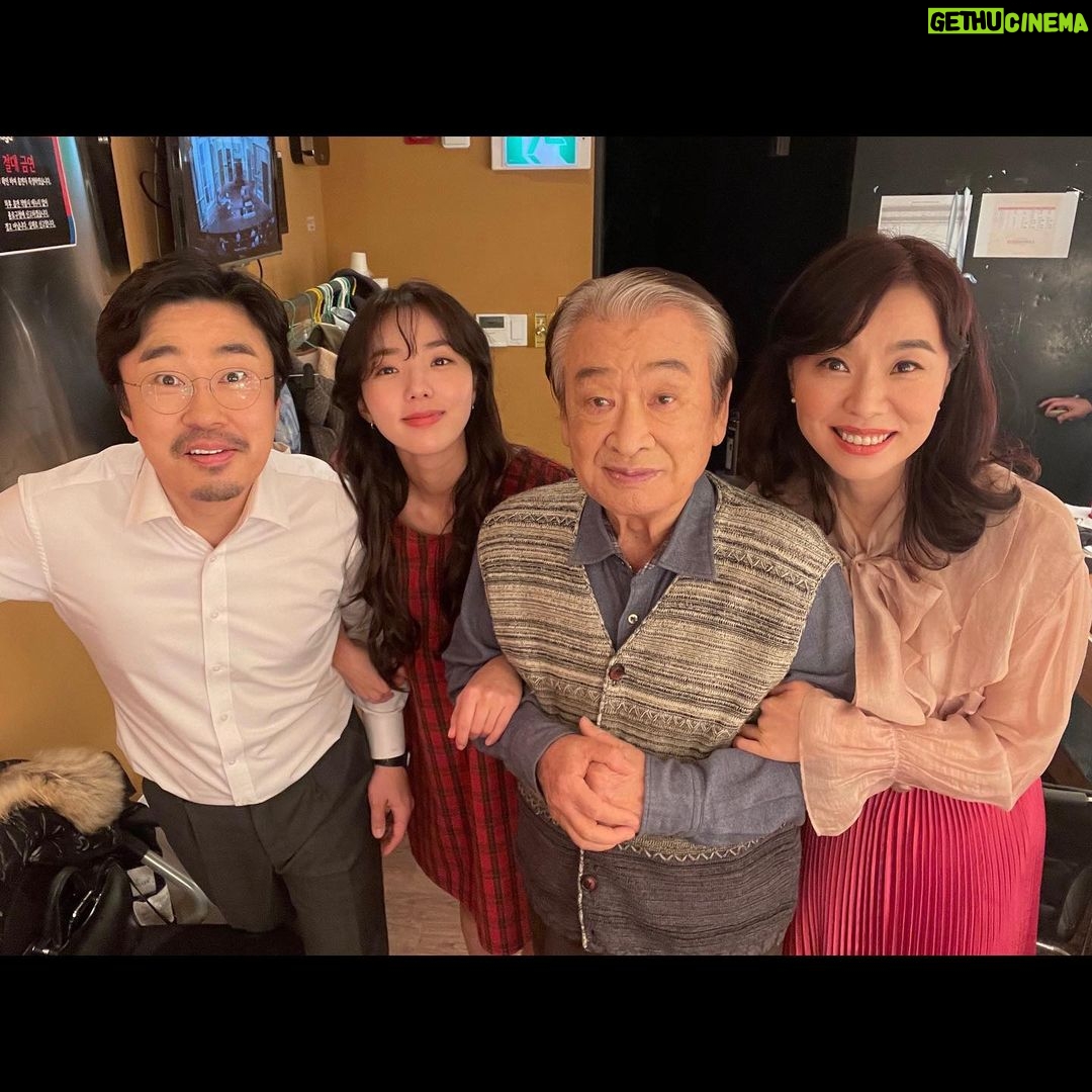 Chae Soo-bin Instagram - 오늘 앙리할아버지와 나 막공을 했습니다-! 이 어려운 시기에 이렇게 소중한 시간 함께 나눌 수 있어 너무 감사하고 진심으로 행복했습니다 사랑하는 우리 앙리팀 다시 뭉치는 그날까지:-) 콘스탄스 안녕🙋🏻♀️