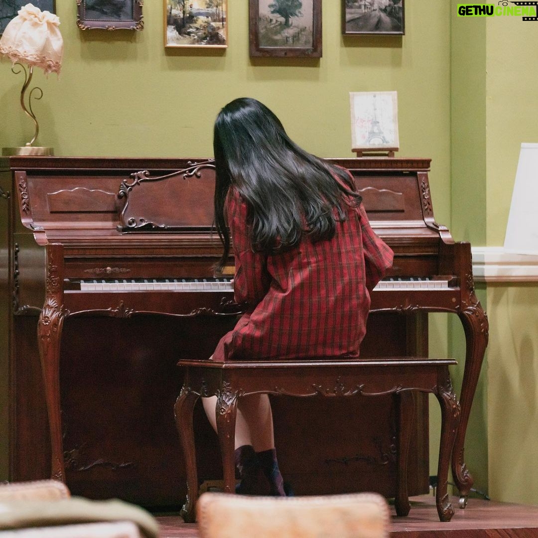 Chae Soo-bin Instagram - 오늘 앙리할아버지와 나 막공을 했습니다-! 이 어려운 시기에 이렇게 소중한 시간 함께 나눌 수 있어 너무 감사하고 진심으로 행복했습니다 사랑하는 우리 앙리팀 다시 뭉치는 그날까지:-) 콘스탄스 안녕🙋🏻♀️
