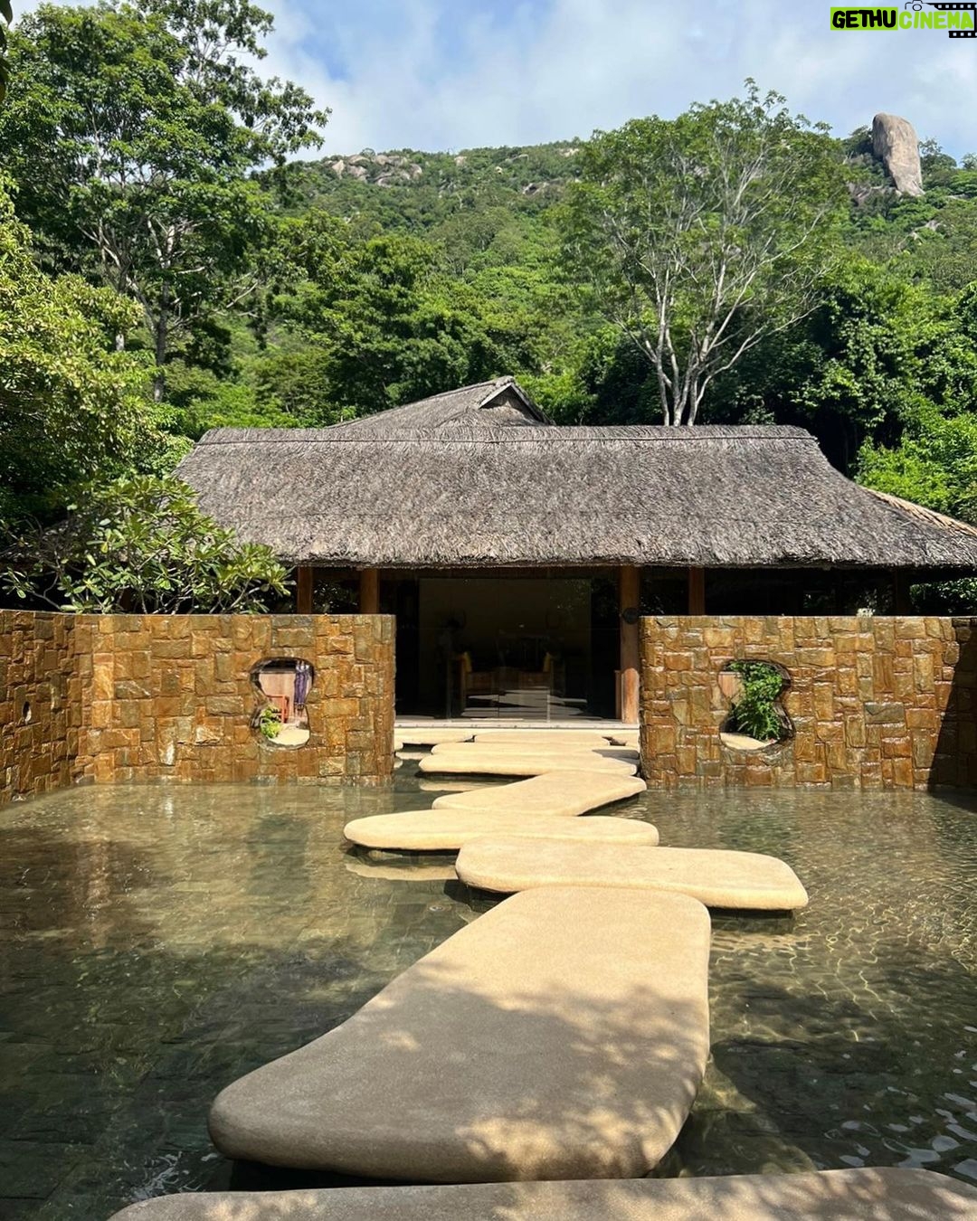 Chae Soo-bin Instagram - 그림같았던 여행🩵 고맙습니당 @tripfolders Six Senses Ninh Van Bay, Nha Trang