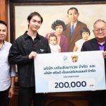 Chaikamon Sermsongwittaya Instagram - วันนี้ผมได้นำเงินจากการร่วมประมูลในงานวันเกิดผมที่ผ่านมา ส่งมอบให้กับทางองค์กรต่างๆ ดังนี้ครับ✨ - "สถาบันมะเร็งแห่งชาติ" จำนวน 1,000,000 บาท - "ศิริราชมูลนิธิ" เป็นจำนวน 360,000 บาท - "บริษัทเสริมส่งมารวย จำกัด" และ "บริษัท ฟรีซมี เอ็นเตอร์เทนเมนต์ จำกัด" ได้นำรายได้หลังจากหักค่าใช้จ่าย โดยร่วมสมทบเพิ่มเป็นจำนวน 200,000 บาท รวมเป็นยอดบริจาคทั้งหมด “1,560,000 บาท” ผมขอขอบคุณพี่ๆแฟนคลับและทีมงานทุกๆคน ที่ร่วมเป็นส่วนหนึ่งในบุญใหญ่ครั้งนี้ครับ ในวันเกิดปีนี้ผมได้ทำตามความตั้งใจของผมและคุณพ่อได้สำเร็จแล้ว เกินกว่าความตั้งใจไปมากๆ วันนี้ผมตื้นตันใจมากๆที่ผมได้มีโอกาสเป็นสะพานบุญให้ทุกคนได้ร่วมส่งต่อโอกาสในการรักษามะเร็งให้กับผู้ป่วยที่ยากไร้และขาดแคลนทุนทรัพย์ ขอทุกคนร่วมอนุโมทนาบุญด้วยกันนะครับ🙏🏻❤️ Today I have brought the donation from my birthday auction to organizations as follows - "National Cancer Institute" 1,000,000 THB - "Siriraj Foundation" 360,000 THB - "SermSongMaruay Co., Ltd." and "Freeze Me Entertainment Co., Ltd." add more donation 200,000 THB Total donation amount is “1,560,000 THB” I would like to say thank you to all fans and teams for participating the project. My father and I have fulfilled our purpose. It much more than we expected. I’m very delighted to have an opportunity for giving more chance to cancer patients and someone who are Impoverished. I really appreciate about it 🙏🏻❤️ #BeTheBossWorld #BesideBoss2023 #Bosschaikamon #ShawtyBoss #BoNoh