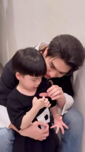 Chaikamon Sermsongwittaya Instagram - วันนี้ไปเจอน้องพีร์น้องธีร์ น่ารักมากๆเลย โดนน้องตกแล้วค้าบ 🥰🥰 #Bosschaikamon #ShawtyBoss #BoNoh