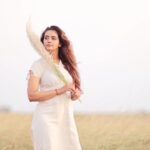 Chaitra Reddy Instagram – Breezy day 🤍 

Video credits : @dhanush__photography ❤️
Costume : @vkfashion2018 ❤️
Hair : @surya_pc_official 🤭❤️
Make up : @chaitrareddy_official 🙈