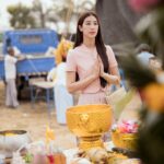 Chalida Vijitvongtong Instagram - ขอกราบขอบพระคุณทุกท่าน ที่ได้ร่วมบุญและร่วมกุศลในการทำบุญยกช่อฟ้า ที่จังหวัดลพบุรี วัดดำรงบุล ซึ่งเป็นที่ของคุณตาที่ได้บริจาคให้ได้สร้างวัดนี้ ขอร่วมอนุโมทนาบุญกับทุกท่านนะคะ 🙏🏻 วัดดำรงบุล อช่องสาริกา อพัฒนานิคม จลพบุรี