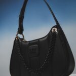 Chalida Vijitvongtong Instagram – MINT CHALIDA
presents

LYN

PATTI SADDLE

ซิลลูเอทกระเป๋าคลาสสิคเรียบง่าย ตอบทุกโจทย์ฟังก์ชั่นใช้งานสำหรับทุกวาระโอกาสเฉกเช่นตัวตนเฟมินีนอ่อนหวานของนักแสดงสาวมิวส์คนล่าสุด มิ้นต์ ชาลิดา @mint_chalida 

#LYN #LYNaccs #MintChalidaPresentsLYN #LYNSummer24 #LYNPatti