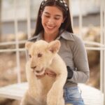 Chalida Vijitvongtong Instagram - แวะมาเล่นกับน้องๆกันนะคะ 🦁🐐🦙🦜🦨🦝💕 Bonanza Exotic Zoo