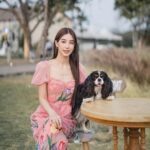 Chalida Vijitvongtong Instagram - ยินดีกับพี่พริม&พี่ต้อมนะคะ คุณละมุนออกเรือนแล้วค่าาา 💘 เป็นอีกงานที่น่ารักและอบอุ่นมากๆส่วนคาเวียร์วิ่งหาแต่หนุ่มๆในงาน🥰🌳
