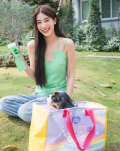Chalida Vijitvongtong Instagram - ใครเลิฟ Care Bears เหมือนมิ้นต์ห้ามพลาด!🐻‍❄️🐻 ต้องเก็บให้ครบทุกไอเทมนะ Exclusive สุดๆ จาก Unilever x Care Bears เมื่อซื้อผลิตภัณฑ์ Sunsilk ครบตามยอดที่กำหนด รับฟรีไปเลยยย✨ 💕 เมื่อซื้อครบ 299.- 🤍Lotus’s รับฟรี! กระเป๋าลำลอง Care Bears (25 ม.ค. – 21 ก.พ.) 🩵Big C รับฟรี! กระเป๋าผ้า Care Bears มี 2 สีให้เลือกสะสม (25 ม.ค. – 14 ก.พ.) 💙Tops รับฟรี! กระบอกน้ำ Care Bears (31 ม.ค. – 27 ก.พ.) 💜The Mall รับฟรี! กระเป๋าใส่เครื่องสำอาง Care Bears (31 ม.ค. – 25 ก.พ.) 🩷ALL Online (7-Eleven) รับฟรี! กระเป๋าเครื่องสำอาง Care Bears (24 ม.ค. – 23 ก.พ.) ❤️Unileverhairthailand TikTok รับฟรี! กระเป๋าใส่อุปกรณ์อาบน้ำ Care Bears (1 ก.พ. – 29 ก.พ.) 🧡Unilever Beauty Hot Pro (Shopee & Lazada) รับฟรี! กระบอกน้ำ Care Bears (1 ก.พ. – 29 ก.พ.) 💛CJ ซื้อครบ 239.- รับฟรี! กระเป๋าช้อปปิ้ง Care Bears (25 ม.ค. – 24 ก.พ.) 💚Watsons ซื้อครบ 399.- รับฟรี! กระเป๋าใส่อุปกรณ์อาบน้ำ Care Bears (25 ม.ค. – 28 ก.พ.) 🤎Makro ซื้อครบ 499.- รับฟรี! กระเป๋า Care Bears (24 ม.ค. – 20 ก.พ.) 🩶Unilever Beauty Hot Pro (Lazada) ซื้อเซ็ตผมสวยต้อนรับวาเลนไทน์ รับฟรี! กระเป๋าใส่อุปกรณ์อาบน้ำ Care Bears (8 ก.พ. – 10 ก.พ.) #CareBearsxUnilever #CareBearsThailand #SunsilkThailand