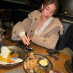 Chalida Vijitvongtong Instagram – ใครล้มมากสุดคนนั้นเลี้ยง 

(รูปปลิวเฉย) 
#andining, #nisekocuisine, #kiniseko An Dining ｜杏ダイニング