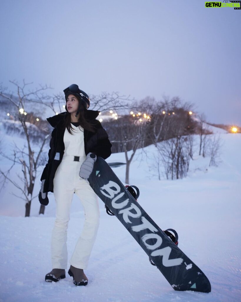Chalida Vijitvongtong Instagram - Ski in Ski out 🏂🩵 @skyeniseko @theskiproject #skyeniseko #experienceniseko#niseko Skye Niseko