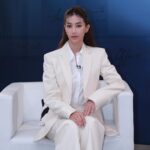 Chalida Vijitvongtong Instagram - ตอกบัตรเข้าสมรภูมิรบออฟฟิศที่เต็มไปด้วยเล่ห์เหลี่ยมกลโกงเพื่อแย่งชิงยอดขาย The Office Game อลิศพนักงานขายคนใหม่ฝากเนื้อฝากตัวด้วยนะคะ #ร้อยเล่มเกมส์ออฟฟิศ #TheOfficeGame ทางPrime Video เท่านั้น!