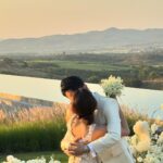 Chalida Vijitvongtong Instagram - ยินดีด้วยกับทั้งคู่นะคะ เป็นงานที่น่ารักมากๆๆ และอบอุ่นที่สุด HilltopHappiness 🌄💕 ดีใจที่พวกเราลุยด้วยกันมาทั้งน้ำทั้งเขา เห็นพี่ทั้งสองดูแลกันก็เห็นถึงความรักที่พี่ท็อปและพี่ปอมีให้กัน #topalways