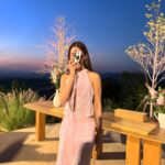 Chalida Vijitvongtong Instagram - ยินดีด้วยกับทั้งคู่นะคะ เป็นงานที่น่ารักมากๆๆ และอบอุ่นที่สุด HilltopHappiness 🌄💕 ดีใจที่พวกเราลุยด้วยกันมาทั้งน้ำทั้งเขา เห็นพี่ทั้งสองดูแลกันก็เห็นถึงความรักที่พี่ท็อปและพี่ปอมีให้กัน #topalways