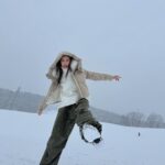Chalida Vijitvongtong Instagram - Leaping into the unknown ❄️🩵 @theskiproject @theholidayproject.co