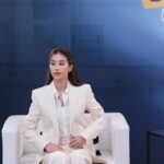 Chalida Vijitvongtong Instagram - ตอกบัตรเข้าสมรภูมิรบออฟฟิศที่เต็มไปด้วยเล่ห์เหลี่ยมกลโกงเพื่อแย่งชิงยอดขาย The Office Game อลิศพนักงานขายคนใหม่ฝากเนื้อฝากตัวด้วยนะคะ #ร้อยเล่มเกมส์ออฟฟิศ #TheOfficeGame ทางPrime Video เท่านั้น!