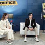 Chalida Vijitvongtong Instagram - ตอกบัตรเข้าสมรภูมิรบออฟฟิศที่เต็มไปด้วยเล่ห์เหลี่ยมกลโกงเพื่อแย่งชิงยอดขาย The Office Game อลิศพนักงานขายคนใหม่ฝากเนื้อฝากตัวด้วยนะคะ #ร้อยเล่มเกมส์ออฟฟิศ #TheOfficeGame ทางPrime Video เท่านั้น!