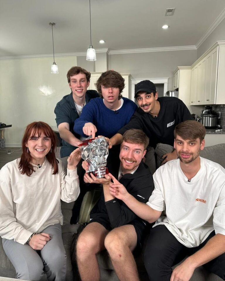 Chandler Hallow Instagram - YouTube sent us this 200,000,000 subscriber award 🥰