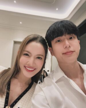 Chanon Santinatornkul Instagram - คืนนี้หยิน @aff_taksaorn กับเชนทดลองเป็นแฟนกันวันแรก เป็นกำลังใจให้ด้วยนะครับ 🍀❤️ 20.30 ทาง GMM25 #หารักด้วยใจเธอ ย้อนหลัง 22.30 ทาง viu 🤩
tonight Shane and Yin will begin their BFGF trial period. Please support ❤️🍀😬 20.30 on GMM25. rerun 22.30 at VIU