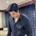 Chanon Santinatornkul Instagram - เริ่มหนาวๆแระ ใส่เสื้อดีกว่า 😬 let wear some shirt now 😬