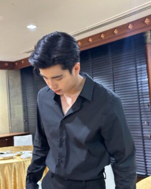 Chanon Santinatornkul Instagram - เริ่มหนาวๆแระ ใส่เสื้อดีกว่า 😬
let wear some shirt now 😬