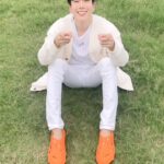 Chanon Santinatornkul Instagram - กุ๊ก ๆ กู๋… 👻 Halloween แบบนี้ระวังผีหลอก แต่ผมไม่หลอกน้า วันนี้ผมขอแต่งตัวเป็นผีน้อยกระชากวิญญาณ เสริมความเท่ด้วยรองเท้า ADDA รุ่น Wind ดีไซน์สุดล้ำที่แมทช์กับชุดผมได้อย่างสุดคูล (แถมสีฟักทองด้วย 😆! มาพร้อมนวัตกรรม 2Density จะใส่เที่ยวหรือใส่วิ่งก็ก้าวไปได้สุดแรง ไม่มีหลอกแน่นอน! #addaก้าวไปให้สุดแรง #stepwithoutdoubt #ADDAxNONKUL #addathailand #adda2density